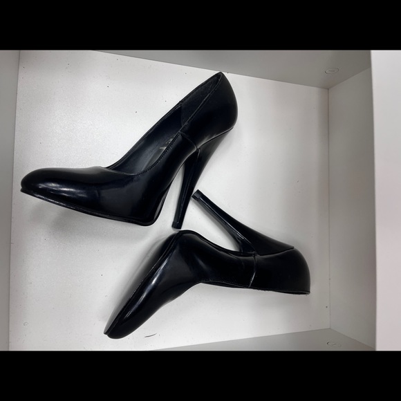 Black patent stiletto with 5” heel. - Picture 4 of 5